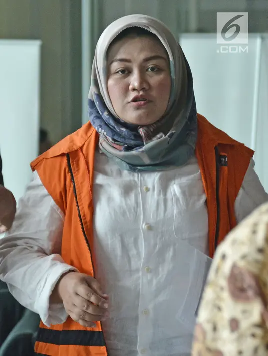 Tersangka Bupati Bekasi nonaktif, Neneng Hassanah Yasin tiba di Gedung KPK, Jakarta, Senin (22/10). Selain Neneng, KPK juga menjerat delapan orang lainnya dalam kasus dugaan suap pemberian izin proyek Meikarta. (Liputan6.com/Herman Zakharia)