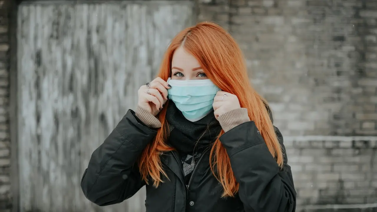 Gambar Ilustrasi Wanita Menyentuh Masker di Tempat Umum