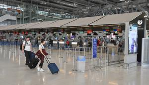 Pelancong berjalan di ruang keberangkatan yang hampir kosong karena jumlah pengunjung menurun drastis di Bandara Suvarnabhumi di Bangkok, Rabu (11/3/2020). Di Thailand sendiri lebih dari 50 orang terinfeksi virus corona COVID-19 yang telah menggemparkan seluruh dunia. (Mladen ANTONOV/AFP)