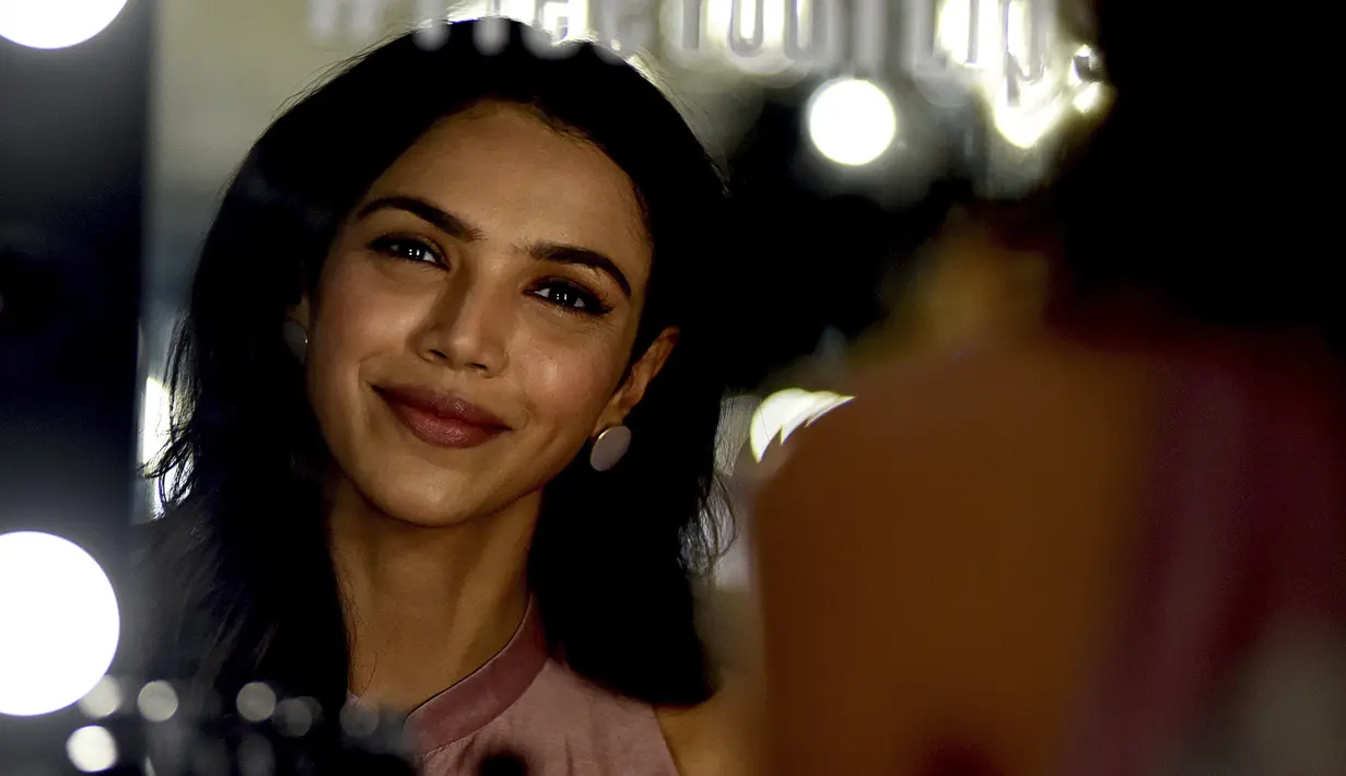 Aktris Bollywood  Shriya Pilgaonkar berpose untuk sebuah foto selama Lakme Fashion Week (LFW) Winter Festive 2019 di Mumbai (21/8/2019). (AFP Photo/Jaiswal)