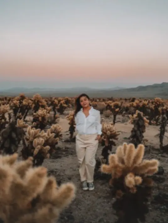 <p>Nikita Willy tampil percaya diri berfoto di tengah hamparan Joshua Tree. Outfitnya yang bernuansa nude nampak menyatu dengan latar foto. (instagram/indpriw)</p>