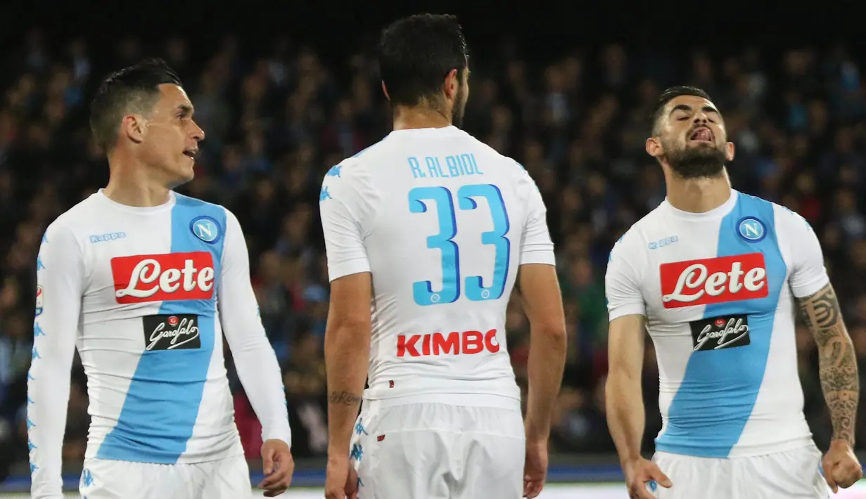 Sejumlah pemain Napoli tampak kecewa saat harus bermain imbang melawan Juventus. Meskipun Napoli tampil menyerang namun hanya mampu mencetak satu gol.  EPA/CESARE ABBATE