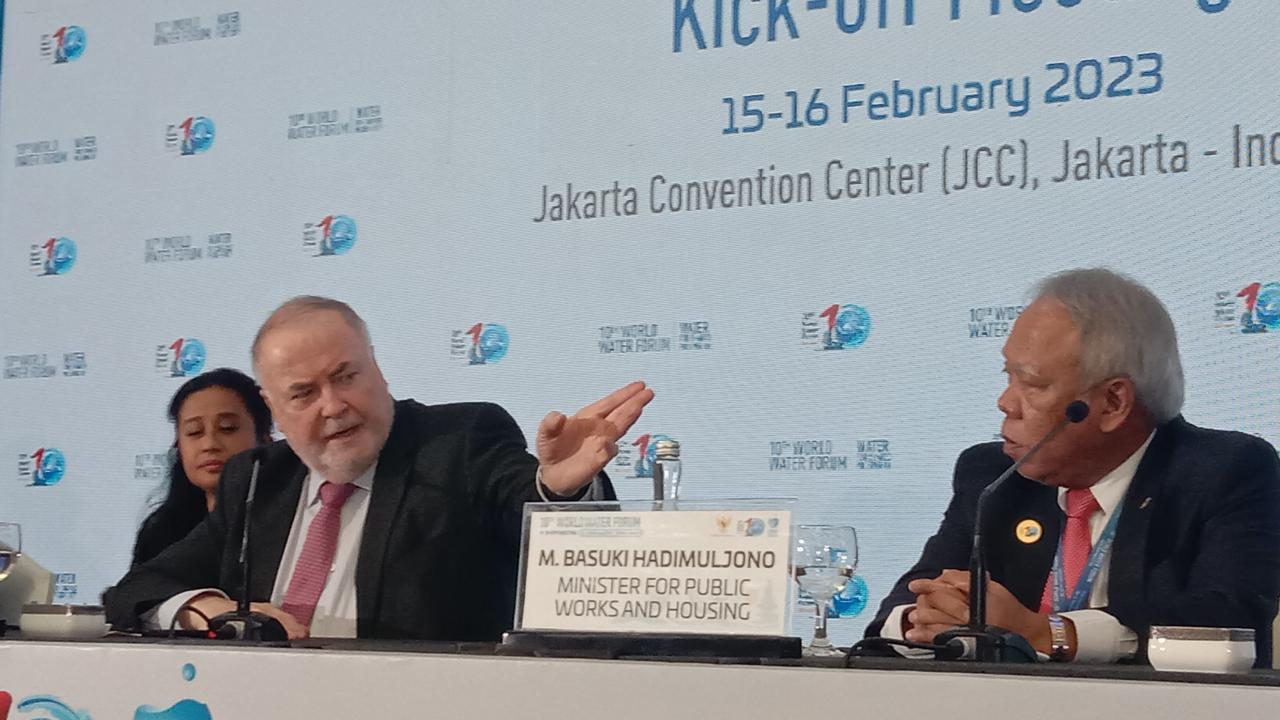 Presiden World Water Council (WWC) Loic Fauchon dan Menteri Pekerjaan Umum dan Perumahan Rakyat (PUPR) Basuki Hadimuljono dalam konferensi pers World Water Forum (WWF) 2024 Meeting di JCC Senayan, Jakarta, Rabu (15/2/2023).