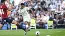 Pemain Real Madrid, Jude Bellingham, mencetak gol ke gawang Osasuna pada laga pekan ke-9 La Liga 2023/2024 di Stadion Santiago Bernabeu, Sabtu, (7/10/2023). Kali ini sang pemain memboron dua dari empat gol kemenangan Real Madrid atas Osasuna. (AP Photo/Jose Breton)