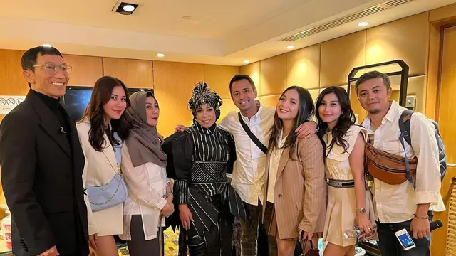 Sederet artis papan atas nonton konser Melly Goeslaw di Malaysia (Foto: Instagram raffinagita1717)