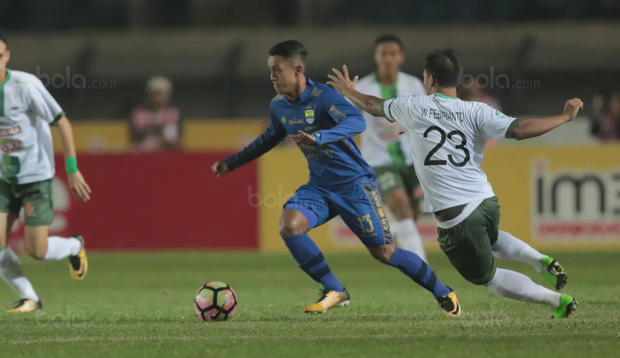 Aksi pemain Persib Bandung, Febri Haryadi melewati adangan para pemain PS TNI pada lanjutan Liga 1 2017 di Stadion Si Jalak Harupat, Sabtu (05/8/2017). (Bola.com/Nicklas Hanoatubun)