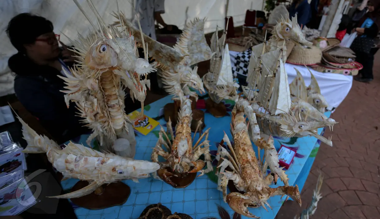 Peserta pameran memamerkan hasil kerajinannya di Pekan Produk Kreatif Daerah (PPKD) di Lapangan Banteng, Jakarta, Jumat (29/5/2015). Acara tersebut digelar dari 29 Mei-2 Juni 2015. (Liputan6.com/Faizal Fanani)