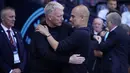 Pelatih Manchester City, Pep Guardiola (kanan) dan pelatih West Ham United, David Moyes berpelukan jelang dimulainya laga pekan terakhir Liga Inggris 2023/2024 di Etihad Stadium, Manchester, Minggu (19/5/2024). (AP Photo/Dave Thompson)