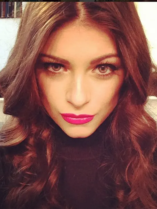 Kisah cinta mereka berawal dari Valentino Rossi mengajak berbincang saat Linda menjadi umbrella girls di GP San Marino 2008, Linda Morselli sangat senang. (Via Instagram/@Lalindaa)