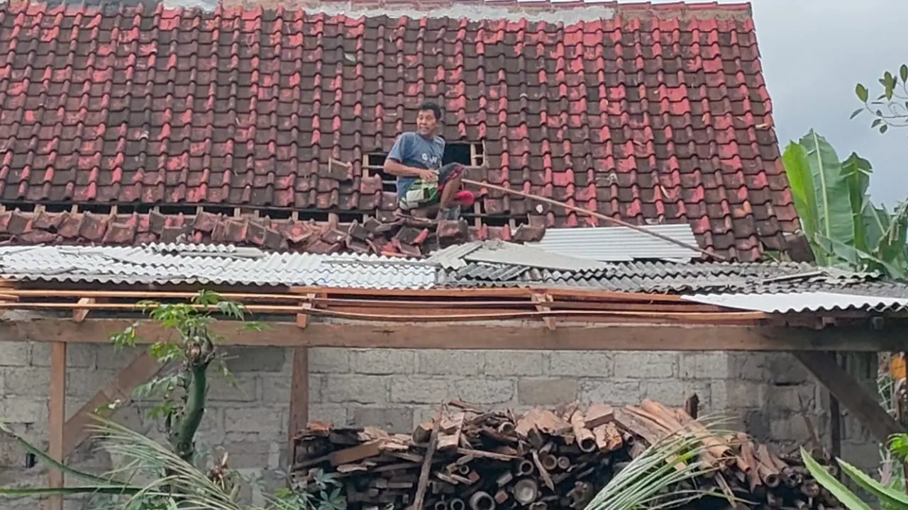 Masyarakat desa Tampo mulai memperbaiki rumahnya yang rusak akibat dihantam angin puting beliung. (Istimewa)