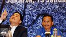 Presiden Inter Milan, Erick Thohir (kiri) memberikan keterangan seputar program pembinaan pelatih-pemain di Italia, Jakarta, Rabu (13/1/2016). Djadjang Nurdjaman serta tiga pemain Persib mengikuti program tersebut. (Liputan6.com/Helmi Fithriansyah)