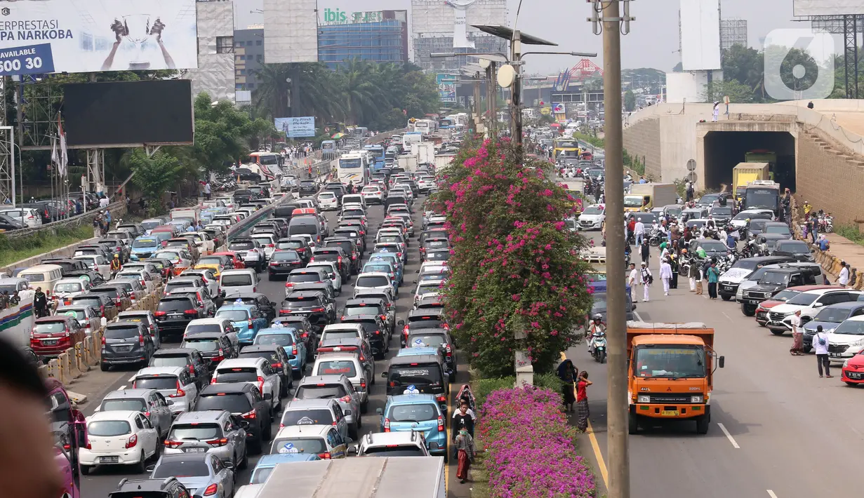 Sejumlah kendaraan terjebak kemacetan panjang di tol yang mengarah ke Bandara Soekarno-Hatta (Soetta), Tangerang, Banten, Selasa (10/11/2020). Kemacetan terjadi karena adanya penyambutan kepulangan pimipinan Front Pembela Islam (FPI) Rizieq Shihab. (Liputan6.com/Angga Yuniar)