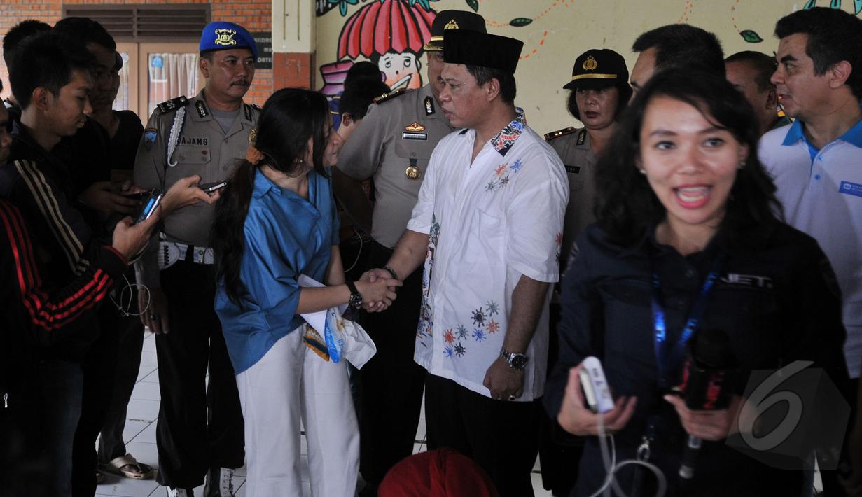 Kadiv Humas Mabes Polri, Irjen Pol Anton Charlian (kanan) bersalaman dengan Sekjen KPAI Erlinda usai memberi keterangan kepada awak media di pendopo Safe House Cibubur, Jakarta, Sabtu (16/5/2015). (Liputan6.com/Johan Tallo)