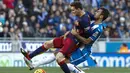 Penyerang Barcelona, Lionel Messi, badannya ditarik gelandang Espanyol, Jordan, pada laga La Liga Spanyol.  Pada pertandingan itu penguasaan bola Barca mencapai 67 persen. (EPA/Qiuque Garcia)