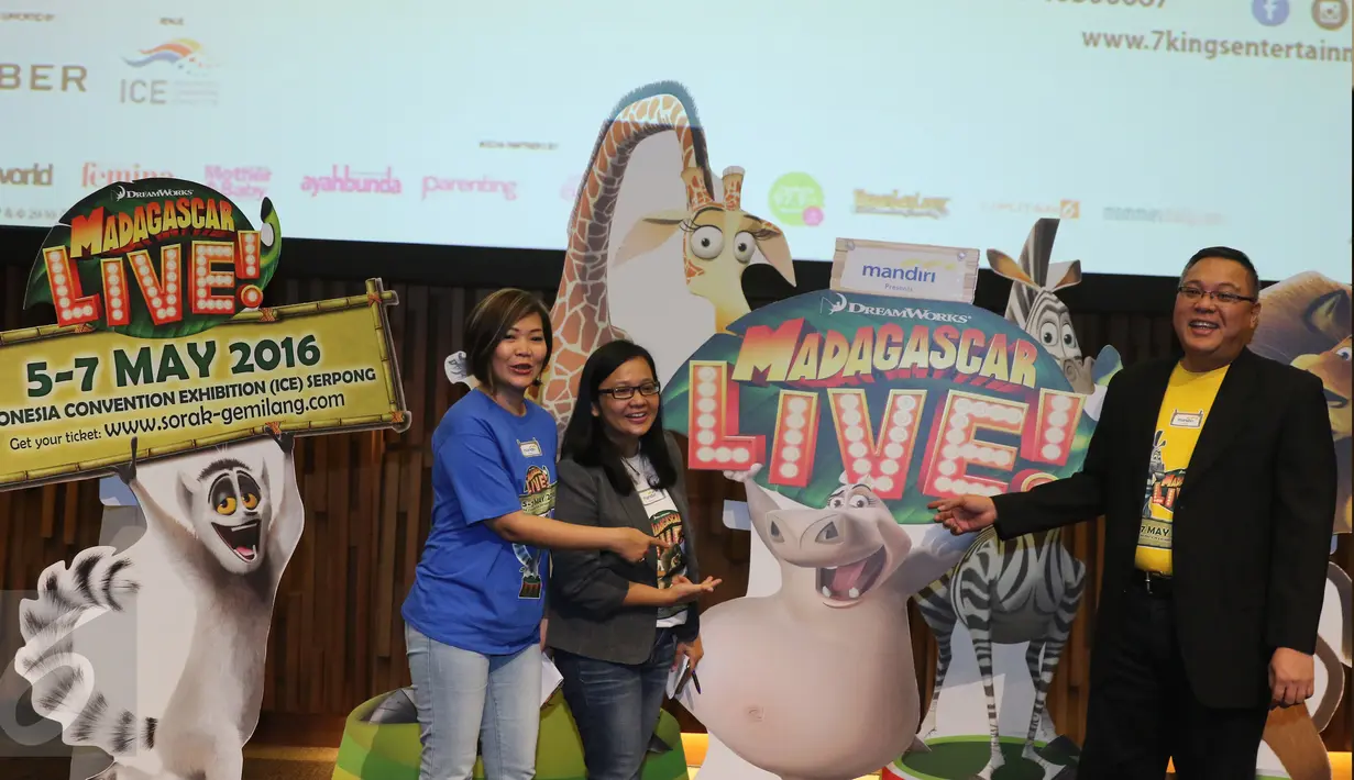 CEO 7Kings Entertainment Aldo Menayang (kiri) berpose usai konferensi pers Madagascar Live di SCTV Tower, Jakarta, Kamis (14/4).  Teatrikal Musikal Madagascar akan berlangsung pada 5-7 Mei 2016 di ICE BSD City-Serpong. (Liputan6.com/Herman Zakharia)