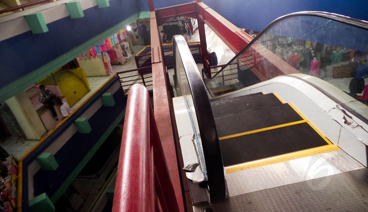 Pembangunan eskalator atau tangga berjalan di Pasar Blok G Tanah Abang memasuki tahap akhir pengerjaan, (26/8/2014). (Liputan6.com/Faizal Fanani)