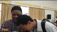 Tukang pijat tuna netra terharu anaknya jadi calon bintara Polri (Foto: Riauonline)