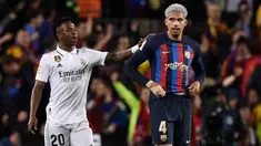 Laga El Clasico antara Real Madrid kontra Barcelona yang akan memasuki edisi ke-255 dalam laga resmi pada pekan ke-11 Liga Spanyol 2023/2024, Sabtu (28/10/2023) malam WIB, memang selalu menyuguhkan laga-laga mendebarkan tiap edisinya. Dalam 5 laga El Clasico terakhir bahkan terjadi 3 gol bunuh diri yang dicetak kedua tim akibat tingginya tensi permainan, hingga menyebabkan para pemain khususnya di lini belakang menjadi tertekan. Siapa saja ketiga pemain yang menjadi aktor lahirnya gol bunuh diri tersebut? Simak uraiannya berikut ini. (AFP/Josep Lago)