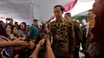 Presiden Jokowi saat pembagian Kartu Indonesia Sehat (KIS), Kartu Indonesia Pintar dan Kartu Keluarga Sejahtera (KKS) kepada masyarakat di Penjaringan, Jakarta, Rabu (13/5/2015). (Liputan6.com/Faizal Fanani)