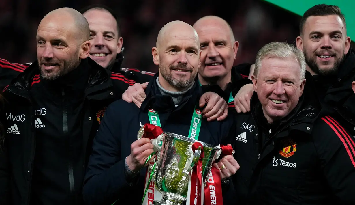 Pelatih Kepala Manchester United, Erik ten Hag (tengah) berpose dengan trofi setelah pertandingan sepak bola final Piala Liga Inggris antara Manchester United dan Newcastle United di Stadion Wembley di London, Minggu, 26 Februari 2023. Ini adalah trofi pertama dari Ten Hag, dan yang pertama untuk klub Manchester United sejak Liga Europa 2017. (AP Photo/Alastair Grant)