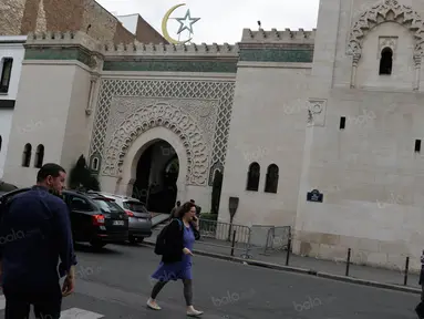 Warga melintasi Grande Mosquee de Paris atau Masjid Raya Paris yang terletak di Arondisemen Ve, Paris, Prancis, Senin (4/7/2016). Masjid ini merupakan salah satu yang tertua dan terbesar di Prancis. (Bola.com/Vitalis Yogi Trisna)
