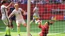 Kiper AS, Hope Solo, gagal menghalau bola tendangan rekannya, Julie Johnston. (Reuters/Anne-Marie Sorvin-USA TODAY Sports) 