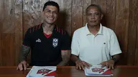 Ciro Alves (kiri) resmi berlabuh ke Malut United. (Dok. Malut United)