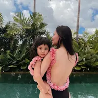 Rachel Vennya berpose bersama Chava dengan baju renang punggung terbuka [Foto: instagram/rachelvennya]