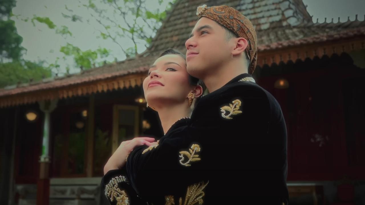 Potret Alyssa Daguisse dan Al Ghazali Pakai Baju Adat Jawa di Video Klip Terbaru Dewa 19
