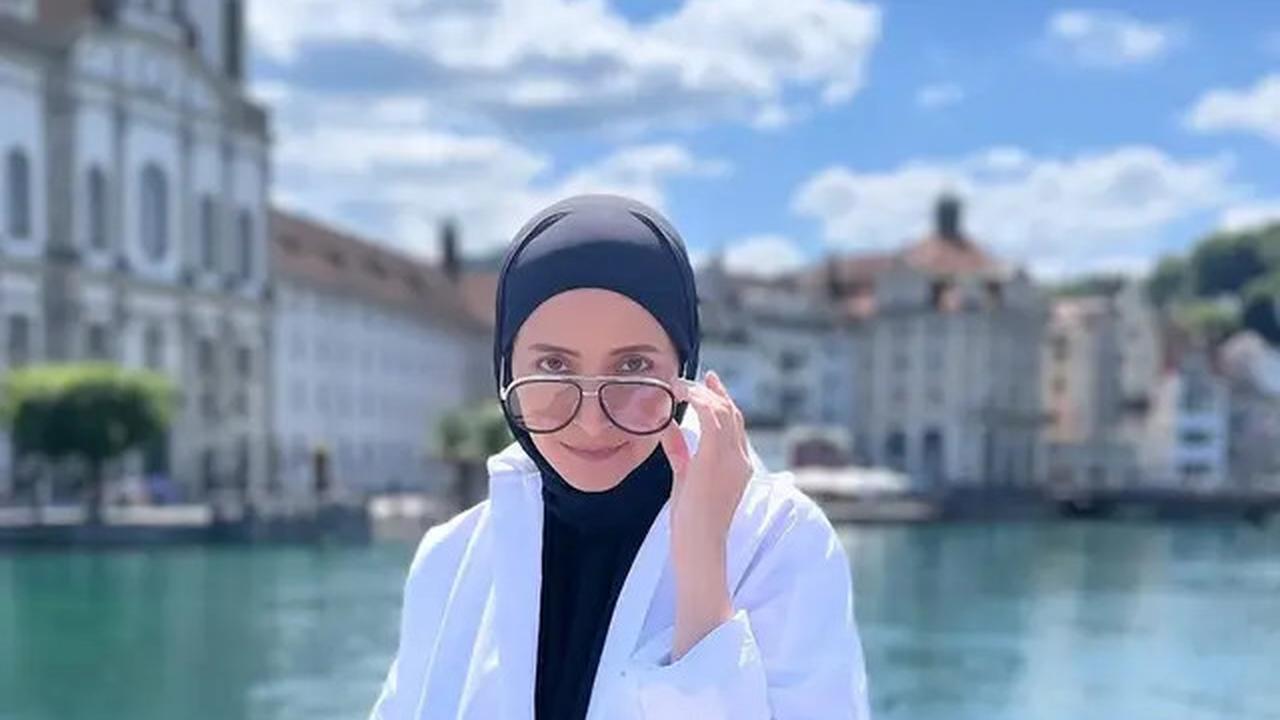 Gaya Kasual Inneke Koesherawati Saat Liburan, Anggun dan Elegan di Setiap Negara