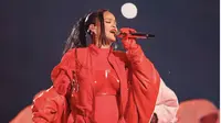 Tampil memukau di half time show Super Bowl 2023, Rihanna tampil menakjubkan dalam jumpsuit dari Loewe. [Foto: Instagram/ Rihanna].