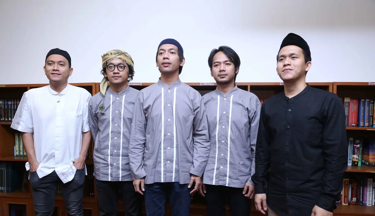 "Kalau di panggung udah biasa sama D'Masiv. Tapi kali ini sebulan sekali kita kosongkan waktu kita lebih mengenal masjid dan mencintai Al-Qur'an," tukas Rian D'Masiv. (Nurwahyunan/Bintang.com)