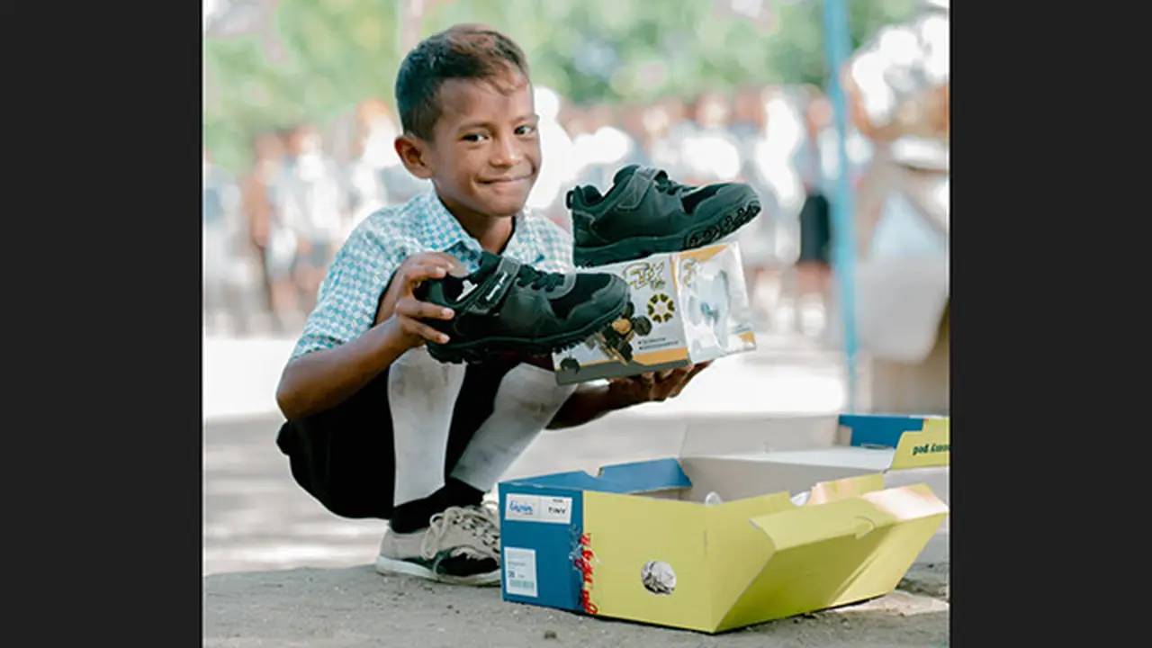 Bank Mandiri Bagikan 25.000 Pasang Sepatu Sekolah Gratis Hingga Pelosok Negeri