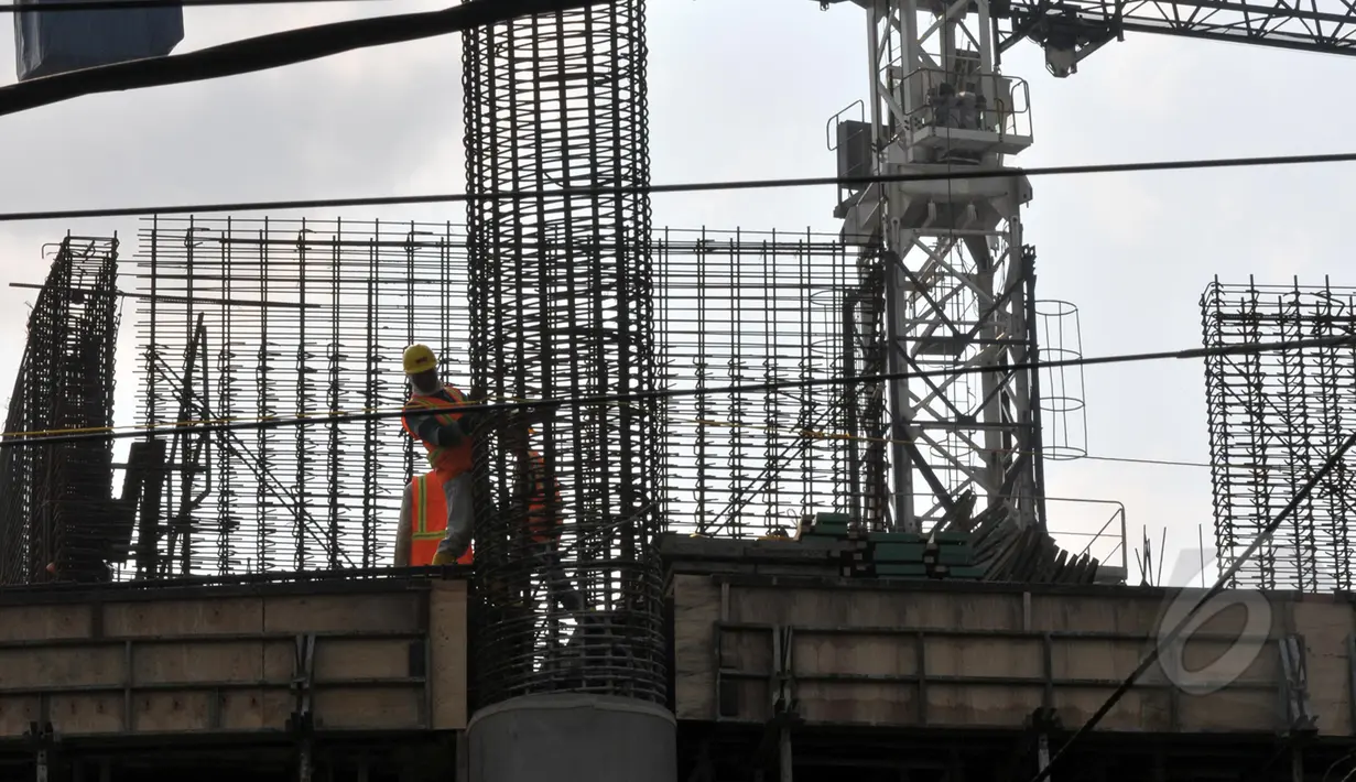 Pekerja membangun rangka saat mengerjakan proyek pembangunan gedung, Jakarta, Senin (30/3/2015). Tahun 2015, BPJS Ketenagakerjaan menargetkan mampu mendapatkan 22,3 juta peserta BPJS jumlah ini naik dari tahun 2014. (Liputan6.com/Johan Tallo)