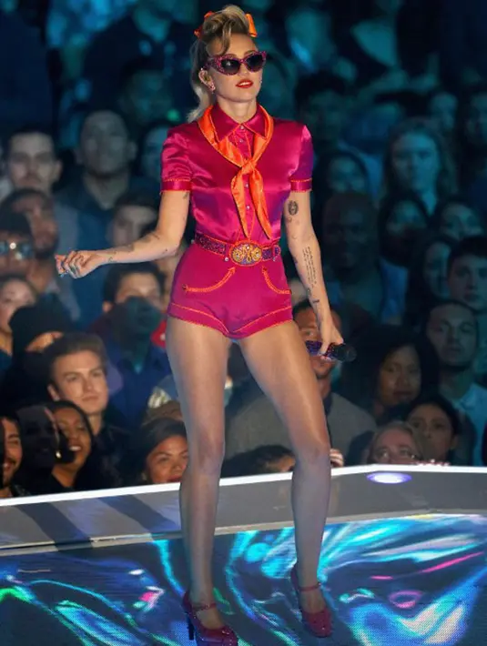 Ulang tahun Miley juga terasa sangat spesial lantaran bertepatan dengan Thanksgiving. Terlihat Miley sedang berpose dengan balon besar, dan dari sini juga rumor Miley hamil pertama kali muncul. (AFP/Frederick M.Brown)