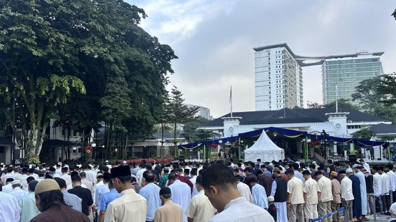 Ribuan Warga Padati Balai Kota Bandung untuk Shalat Idul Fitri 1447 H