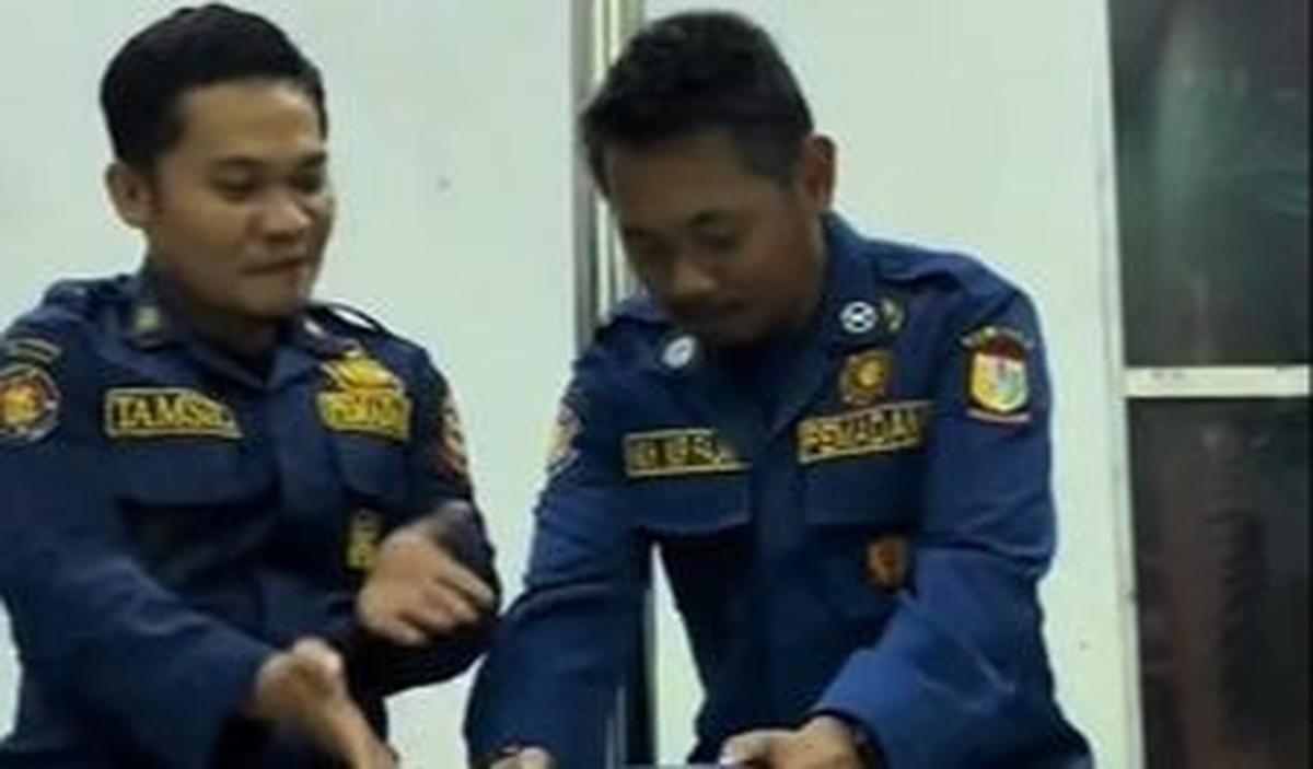 Jika tidak segera menemukan kain basah, api yang keluar dari tabung gas bisa dipadamkan dengan menaruh ember untuk menutup tabung.