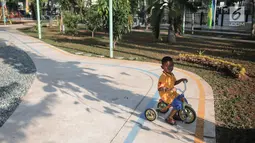 Seorang anak bermain sepeda di kawasan RPTRA Jakpro Asri Pluit, Jakarta, Rabu (4/10). Djarot Saiful Hidayat menyebut keberagaman bangsa Indonesia merupakan suatu kekuatan hingga terbentuk satu bangsa pemenang. (Liputan6.com/Faizal Fanani)