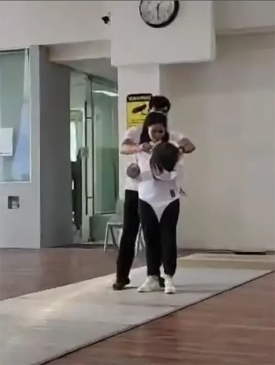 Kabar bahagia tersebut dibagikan di akun instagram masing-masing pasangan yang menikah sejak tahun 2011 silam.[Instagram/raullemos06]