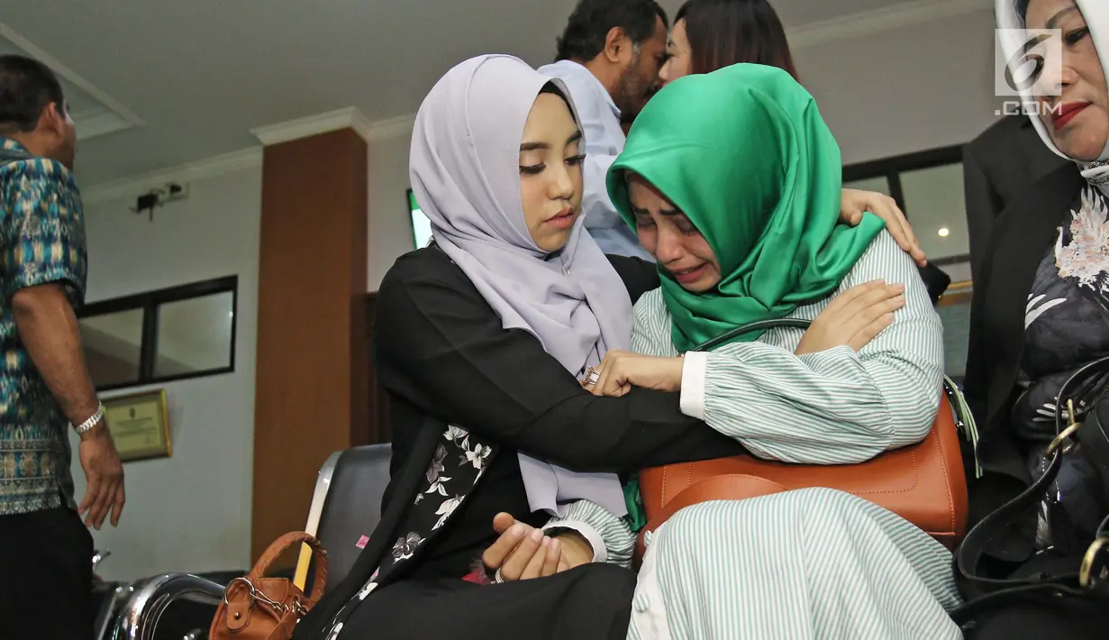 Putri pengacara Sunan Kalijaga, Salmafina berusaha menenangkan ibunya yang menangis saat sidang cerai perdana di Pengadilan Jakarta Barat, Rabu (24/01). Salmafina menjalani proses sidang cerai perdana dengan Taqy Malik. (Liputan6.com/Herman Zakharia)