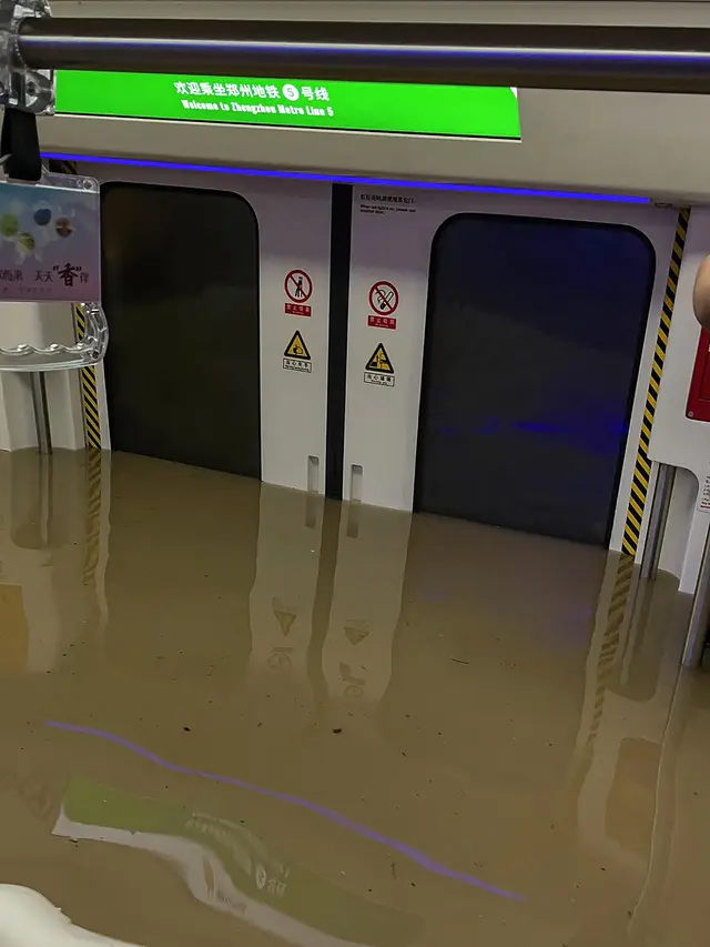 Penumpang Kereta Bawah Tanah Terjebak Banjir di China