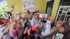Warga berselfie bersama Cawagub DKI Jakarta, Sandiaga Salahudin Uno, Jakarta, Rabu (16/11). Cawagub DKI Jakarta No 3, Sandiaga Salahudin Uno menyambangi warga Kalisari, Pasar Rebo, Jakarta Timur. (Liputan6.com/Yoppy Renato)