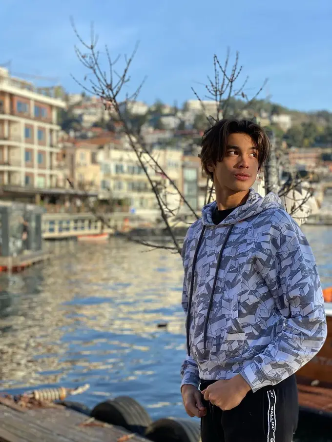 Potret Eddy Meijer, putra Maudy Koesnaedi liburan di Turki (Foto: Instagram eddy_mm)