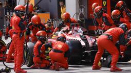 Strategi pergantian ban yang dilakukan Ferrari membuat Charles Lecrec bisa memimpin jalannya perlombaan kali ini. (AP/Pool/Ronald Wittek)