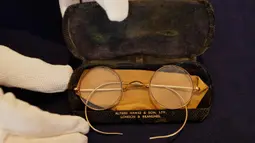 Sepasang kacamata Windsor bulat milik John Lennon dipamerkan di ruang lelang Sotheby di London, Inggris pada 25 September 2020. Harga kacamata tersebut diperkirakan mencapai 30.000-40.000 poundsterling atau sekitar Rp 572 juta hingga Rp 762 juta. (AP Photo/Kirsty Wigglesworth)