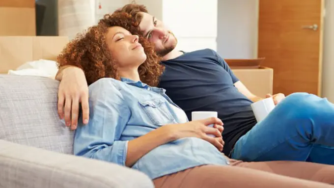 23 Hal dari Para Pasangan Mager yang Gak Kamu Tahu