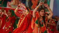 Gadis-gadis India mengenakan pakaian tradisional menari saat mereka merayakan festival Lohri di Jammu, India (13/1). Lohri adalah sebuah perayaan Punjabi populer yang merayakan titik balik musim dingin. (AP Photo / Channi Anand)