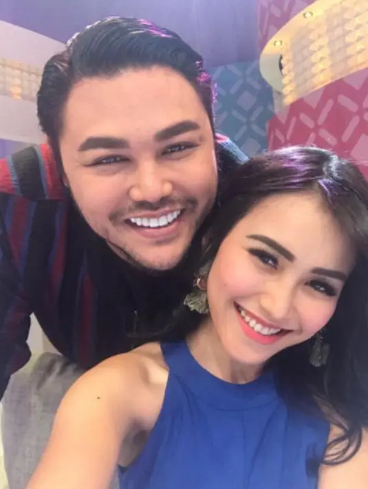 "Iya doain aja udah. Doain yang baik baik 2018 semoga kerjaan lancar, percintaan lancar, itu aja," ujar Ivan Gunawan, Senin (18/12/2017) usai membawakan sebuah acara di kawasan Tendean. (Instagram/ivan_gunawan)