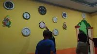 Toni Alie warga Limba U, Kota Selatan, Kota Gorontalo, punya kegemaran unik. Dirinya hobi mengumpulkan jam dinding. Ratusan jam dinding hasil koleksinya bertahun-tahun itu kini di pajang di rumahnya. (Arfandi Ibrahim/ Liputan6.com)