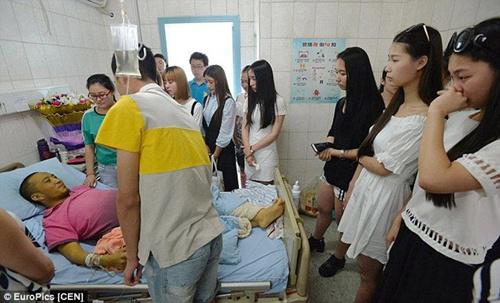Guru Liu dan para siswa saat di rumah sakit untuk proses belajar mengajar | Photo: Copyright asiantown.net